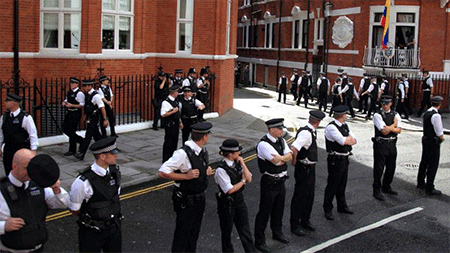 agentes de Scotland Yard vigilan la embajada de Ecuador en Londres Londres ya no vigila la embajada de Ecuador donde se refugia Assange